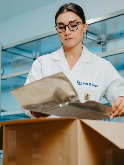 Wareneingangskontrolle im Qualitätslabor von proQtech