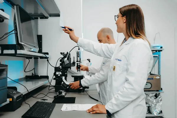 Microscope inspection in the quality lab